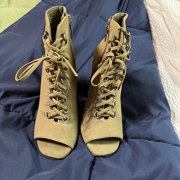 Steve Madden zip up and lace enclosure block heels. Women’s 5.5. - Picture 7 of 10